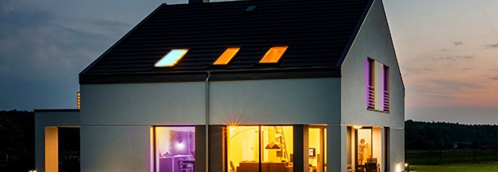 Modernes Haus mit Beleuchtung bei Nacht